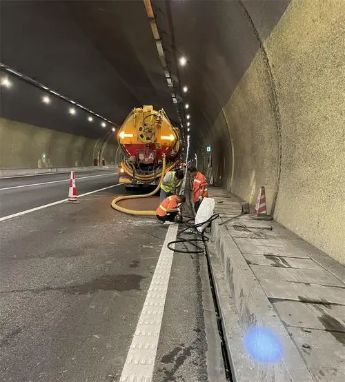 榆社隧道排水渠清淤